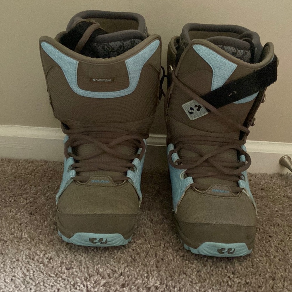 Snowboard boots